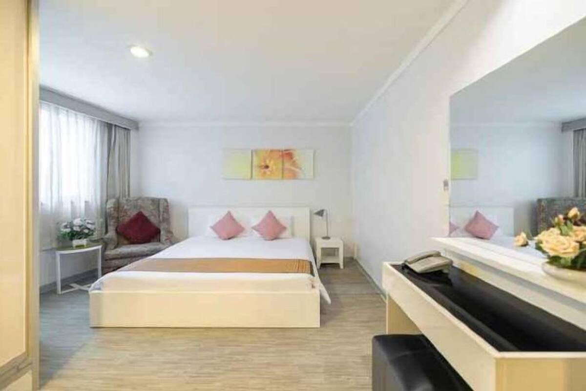 In-room safe, blackout drapes, free WiFi