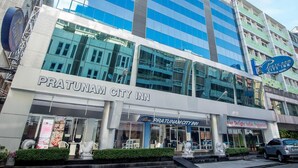 A modern hotel with a glass facade, named "Pratunam City Inn." - Pratunam City Inn (Bangkok)