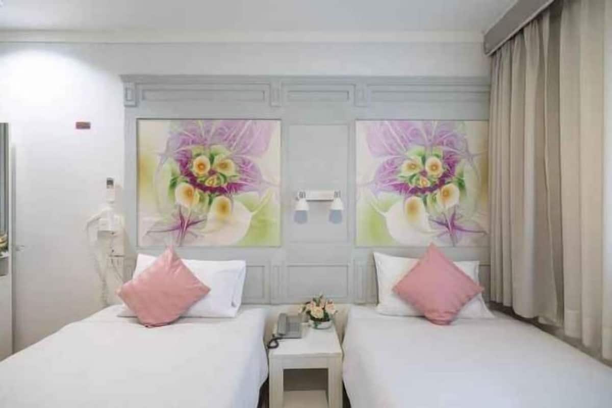 In-room safe, blackout drapes, free WiFi