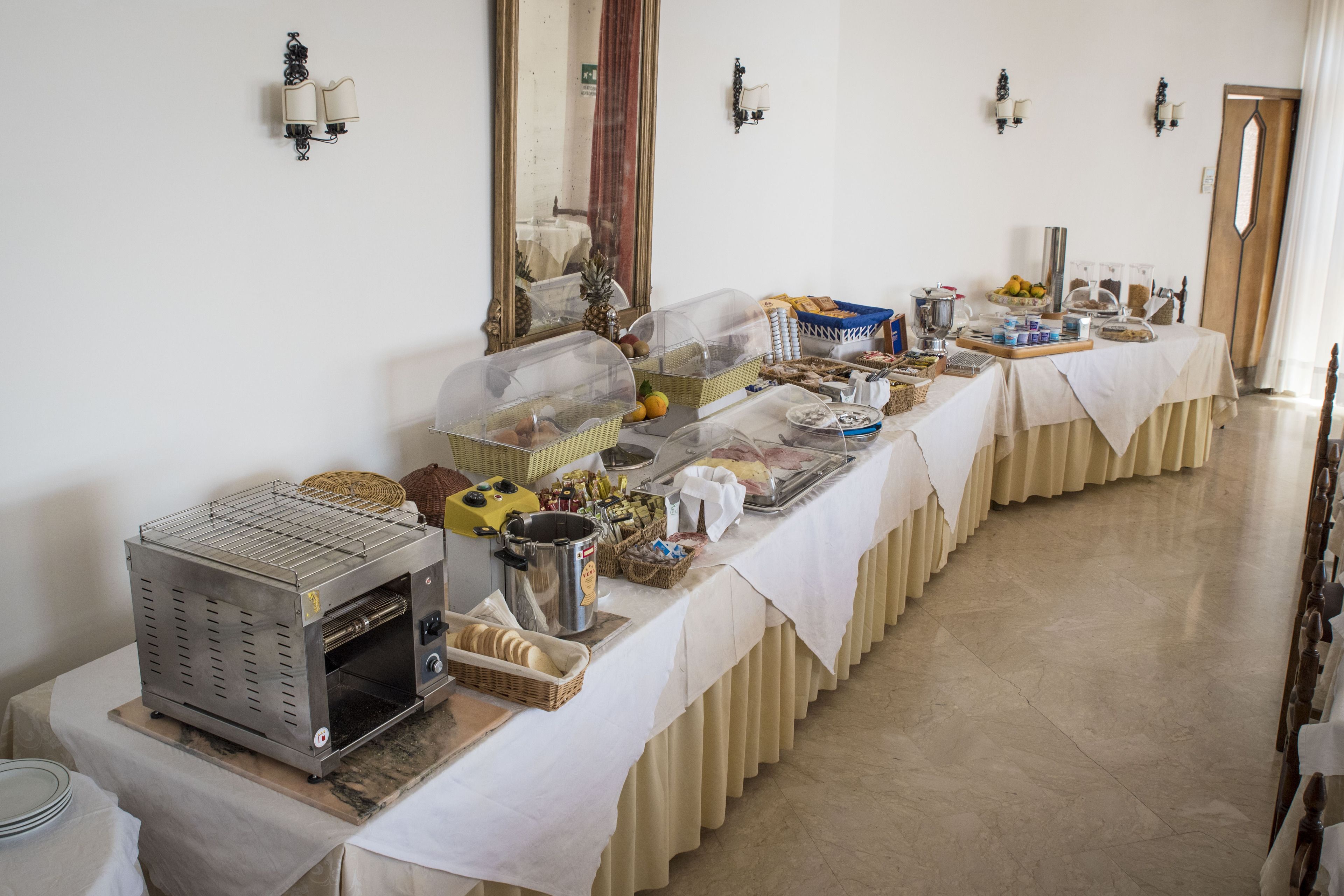 Montaje de bufé con diversos alimentos y un tostador.