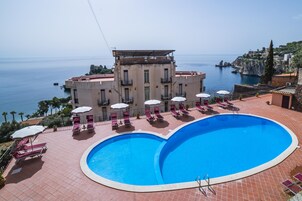 Outdoor pool, sun loungers