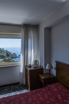 Minibar, in-room safe, desk, free WiFi - Hotel Isola Bella (Taormina)