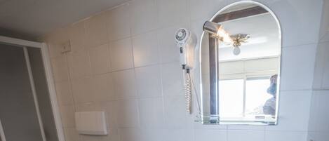 Ein modernes Badezimmer mit Toilette, Bidet, Waschbecken und Spiegel.