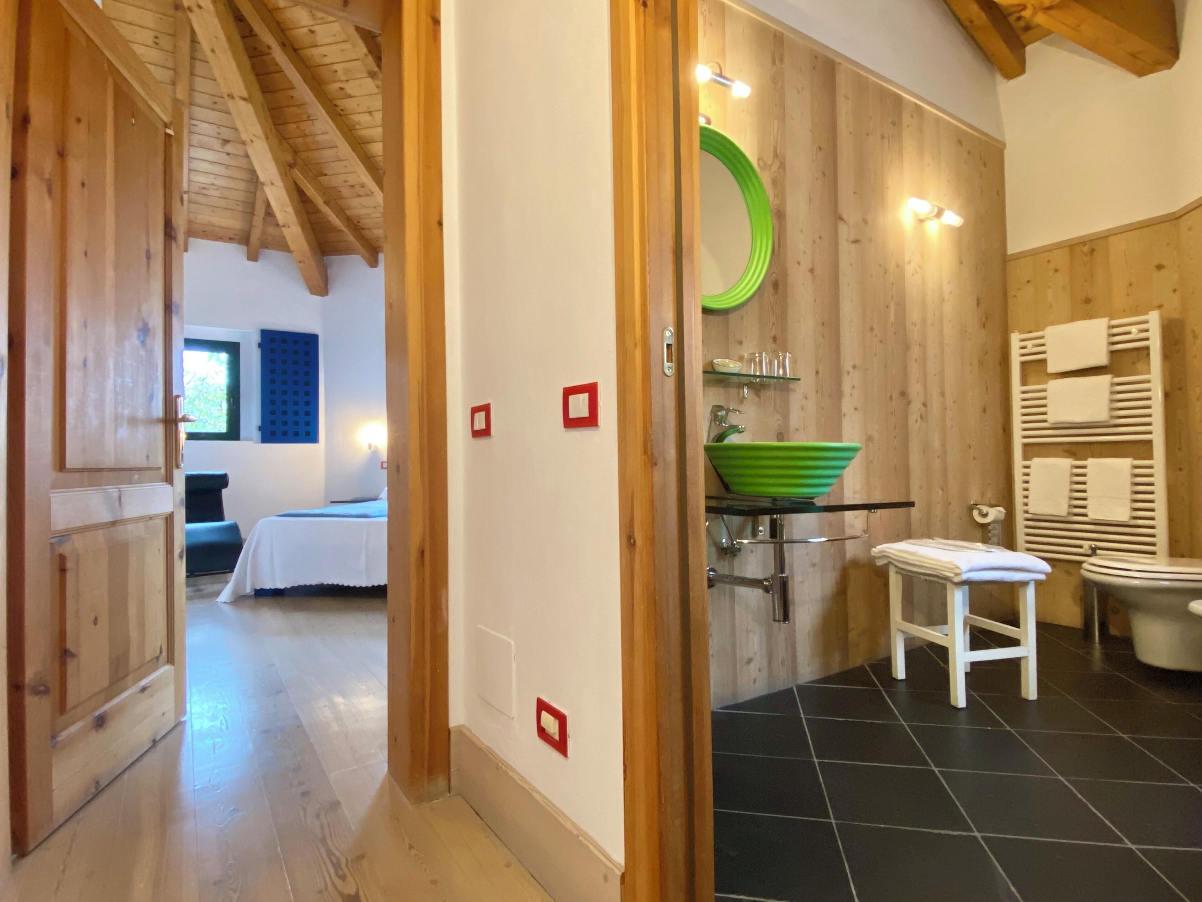 Deluxe Room, 1 Queen Bed, Garden View, Tower | Bathroom | Free toiletries, hair dryer, slippers, bidet