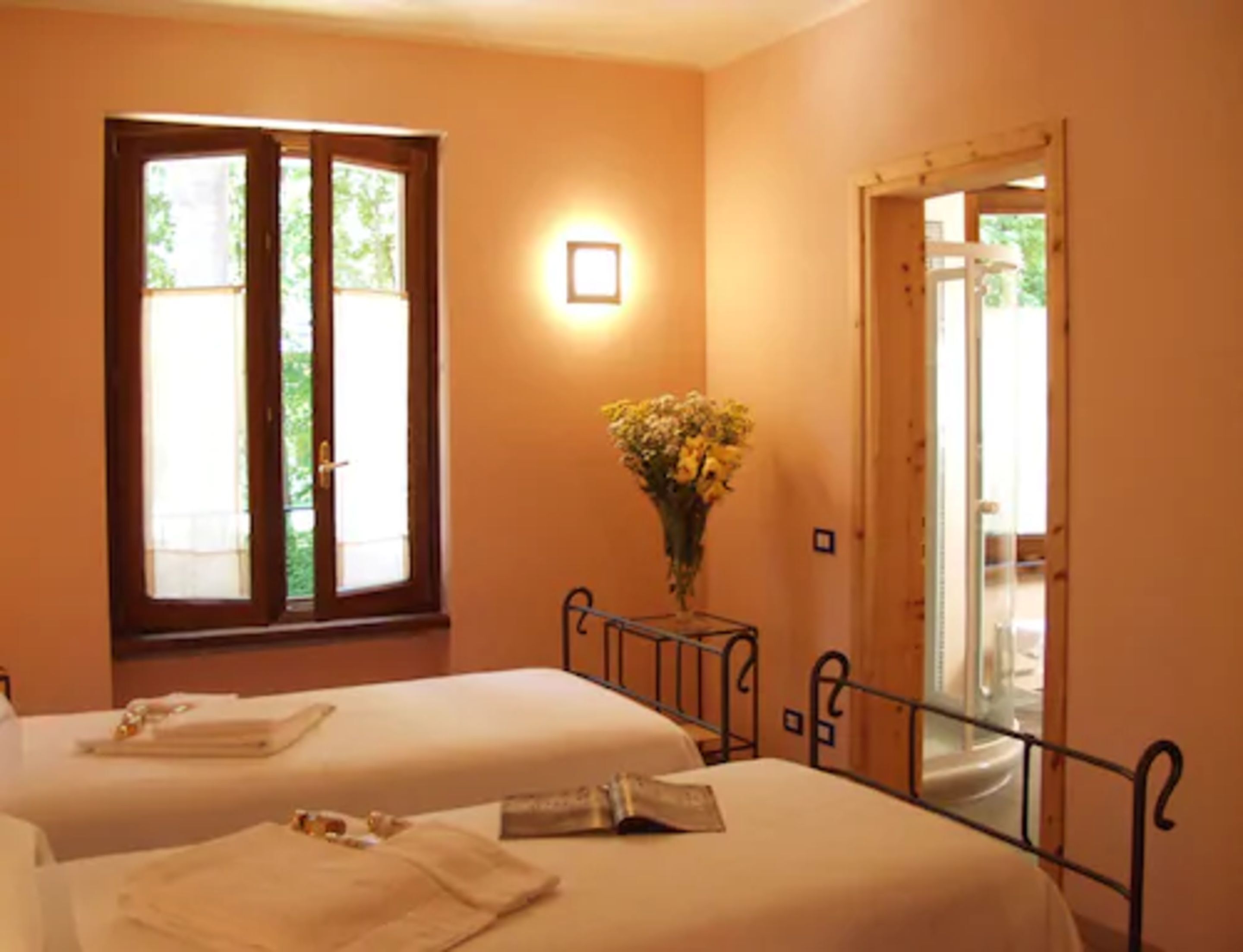 minibar, in-room safe, free wifi, bed sheets