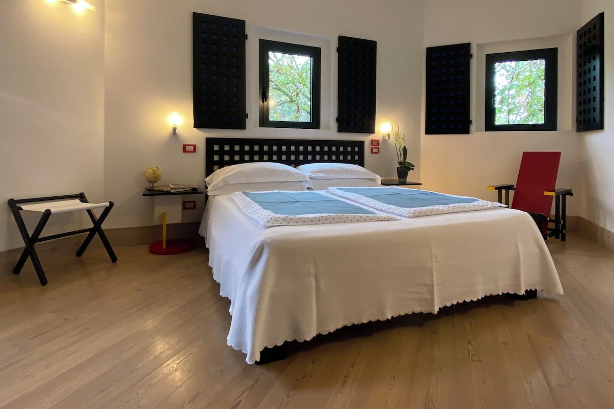 Camera Deluxe, 1 letto queen, vista giardino | 1 camera, minibar, una cassaforte in camera, Wi-Fi gratuito