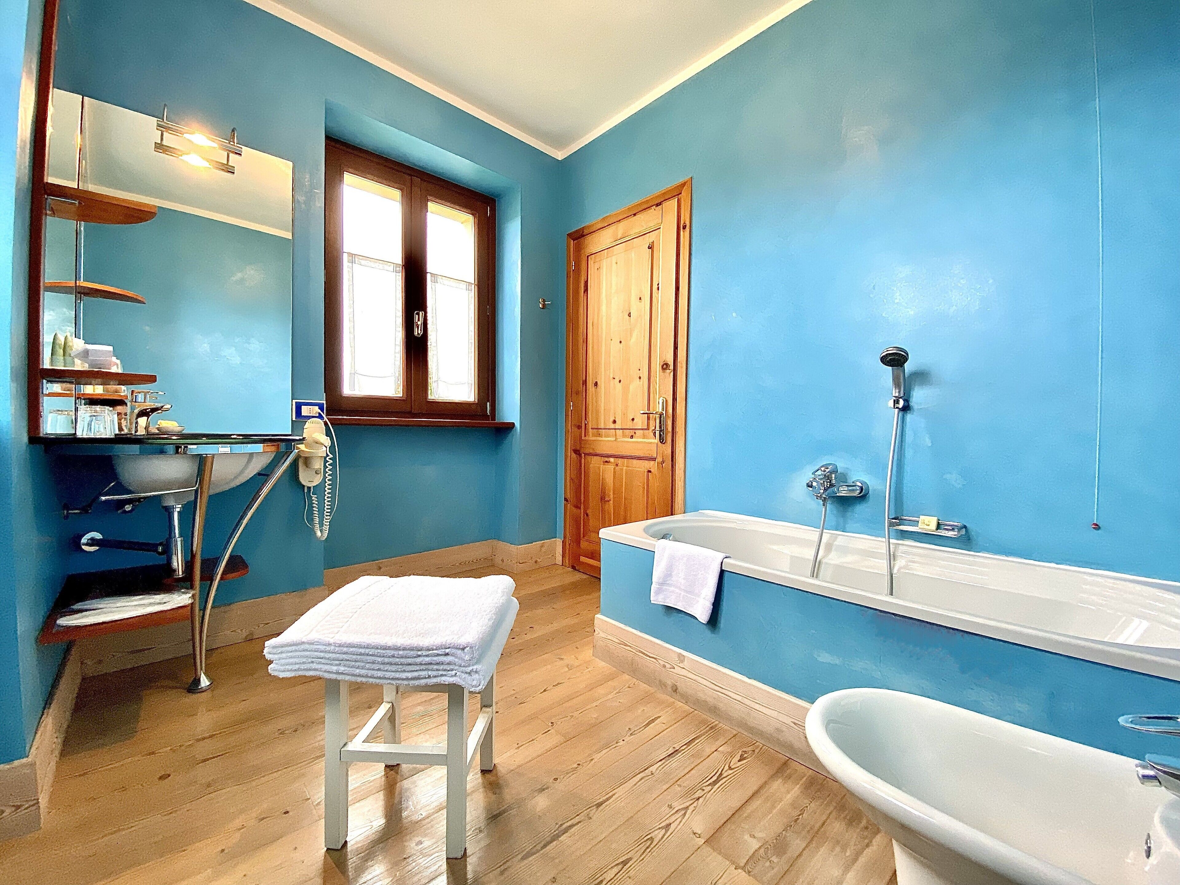 junior room, 1 queen bed, balcony, garden view | bathroom | free toiletries, hair dryer, slippers, bidet