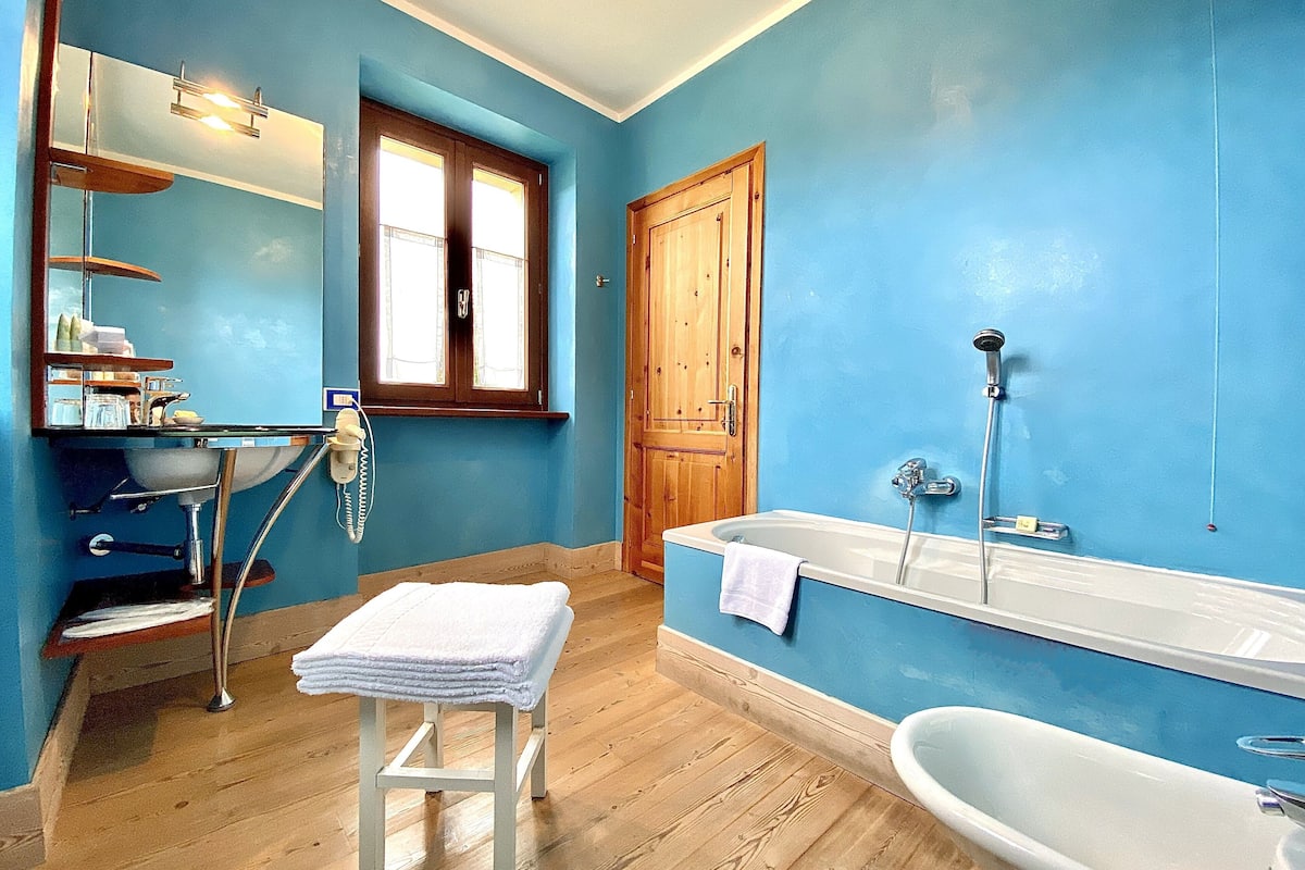 junior room, 1 queen bed, balcony, garden view | bathroom | free toiletries, hair dryer, slippers, bidet