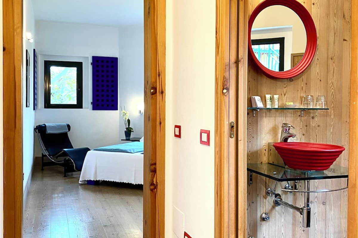 deluxe room, 1 queen bed, garden view | minibar, in-room safe, free wifi, bed sheets