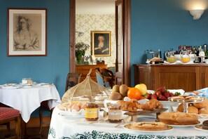 Free daily continental breakfast