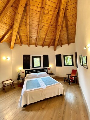 Deluxe Room, 1 Queen Bed, Garden View, Tower | Minibar, in-room safe, free WiFi, bed sheets - La Locanda del Notaio (Alta Valle Intelvi)