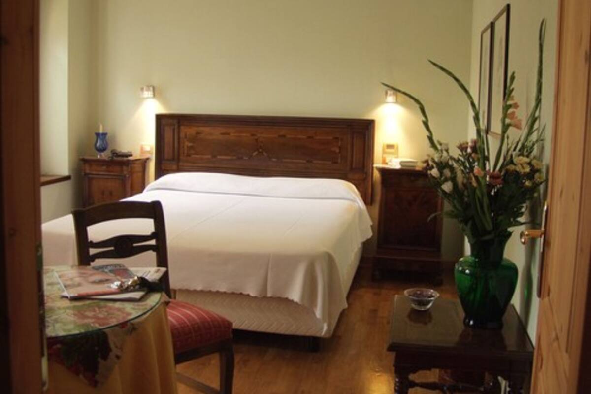 Minibar, in-room safe, WiFi (free), bed sheets