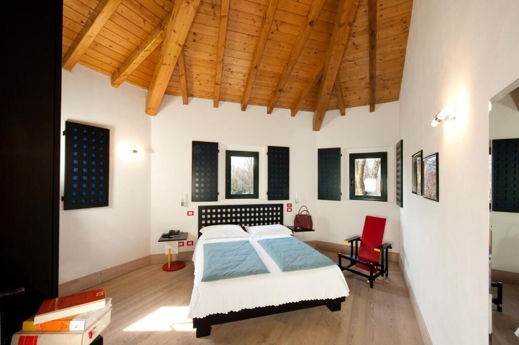 minibar, in-room safe, free wifi, bed sheets