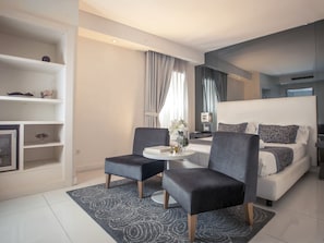 Phòng đôi Deluxe | Minibar, két bảo mật tại phòng, bàn, màn/rèm cản sáng 