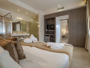 Studio Suite | Bar mini, peti besi dalam bilik, meja, langsir/tirai gelap terus