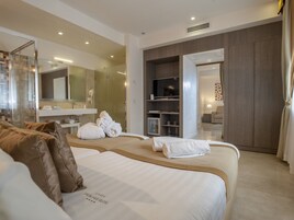 Suite monolocale | Minibar, una cassaforte in camera, una scrivania, tende oscuranti