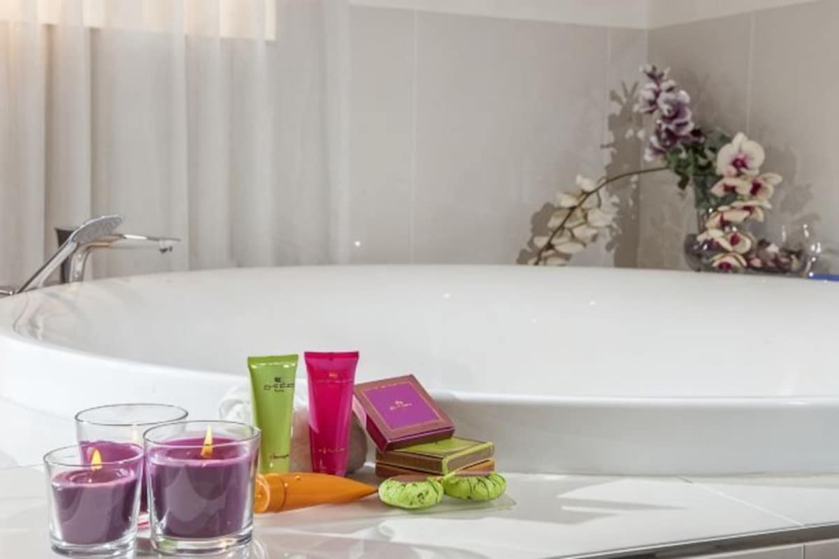 Banyo | Duş, lüks banyo/kozmetik ürünleri, saç kurutma makinesi, bide 