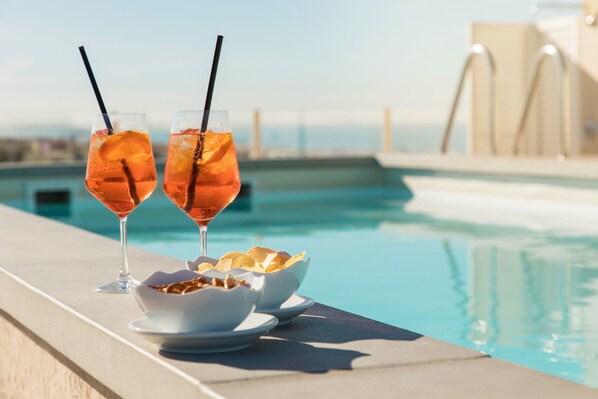 Piscine extérieure, chaises longues
