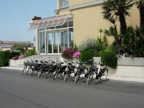 Bicycling - Savoy Hotel (Pietrasanta)