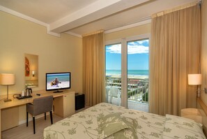 Triple Room | Minibar, in-room safe, desk, soundproofing - Savoy Hotel (Pietrasanta)
