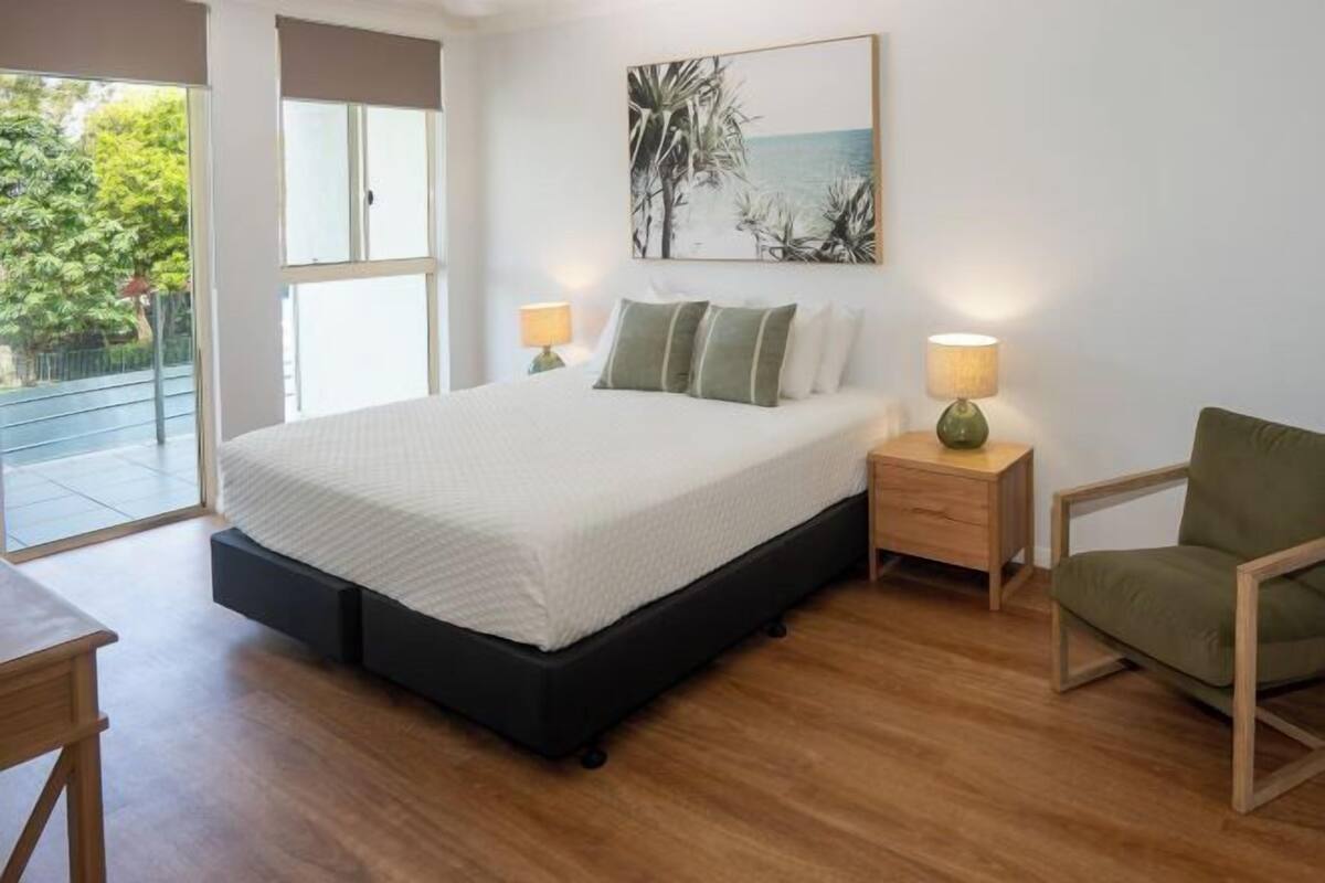 2 bedrooms, in-room safe, desk, blackout drapes