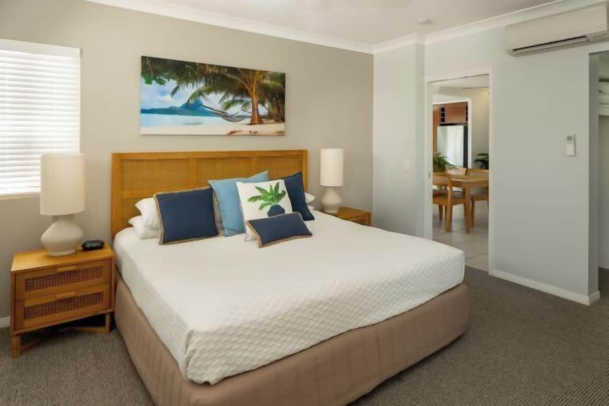 2 bedrooms, in-room safe, desk, blackout drapes