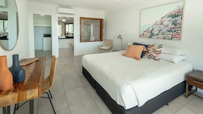 2 bedrooms, in-room safe, individually decorated, individually furnished - Waters Edge Apartment (Cairns)