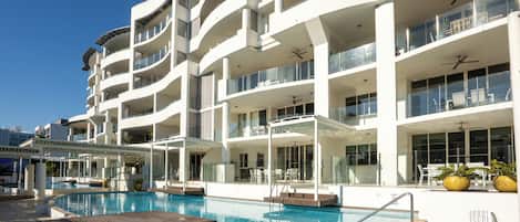 Corner Three Bedroom Swimout Apartment | Terrasse/patio