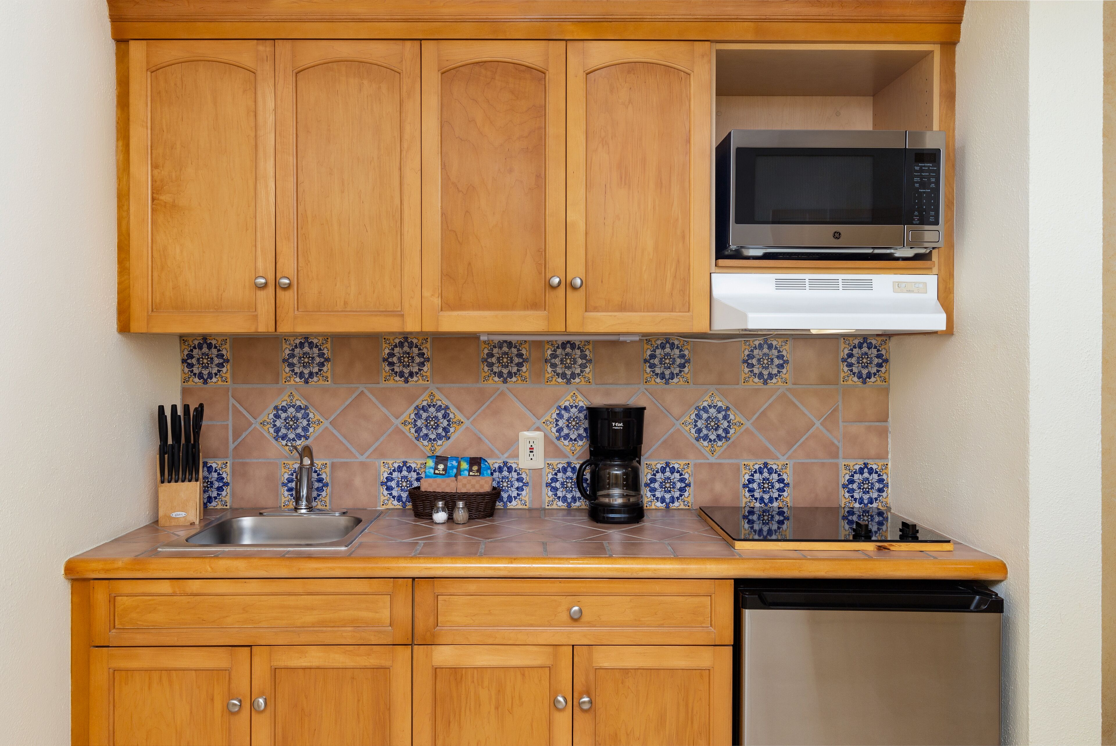 deluxe studio | private kitchen | microwave, stovetop, coffee/tea maker, blender