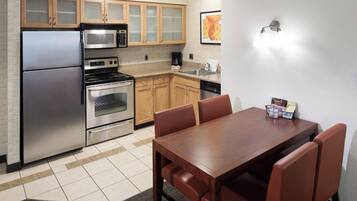 Refrigerador, microondas, placa de cocina, lavavajillas