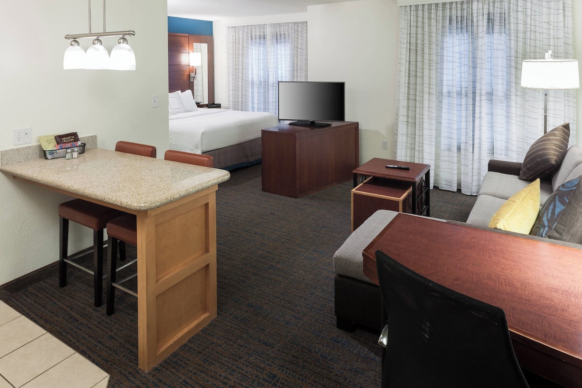 1 bedroom, premium bedding, in-room safe, desk