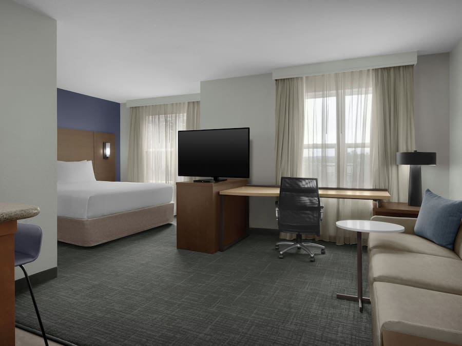 Premium bedding, in-room safe, desk, iron/ironing board