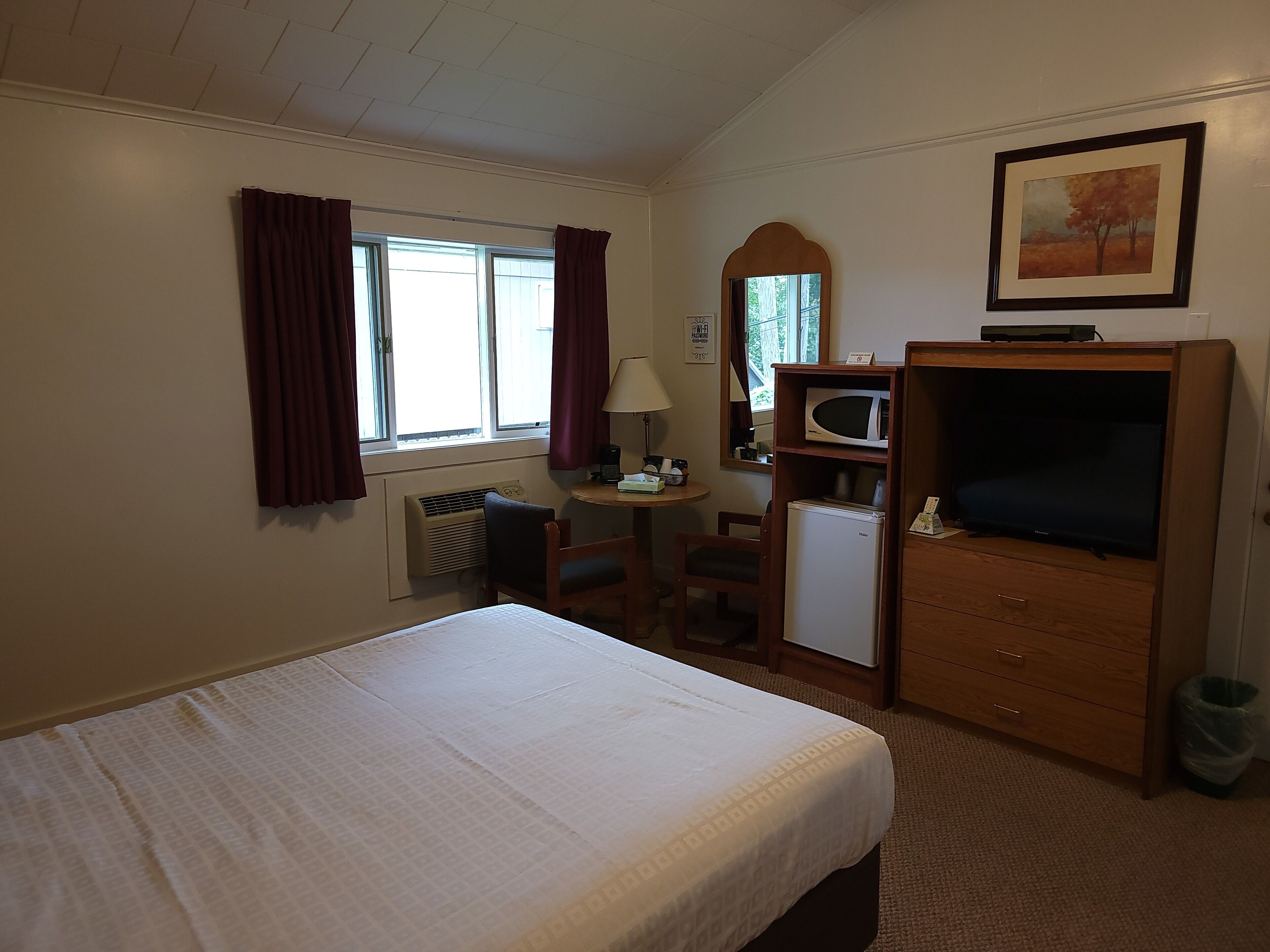 desk, soundproofing, free cots/infant beds, rollaway beds