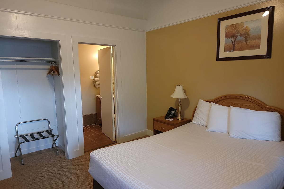 standard room, 2 double beds, non smoking, lake view | desk, soundproofing, free cots/infant beds, rollaway beds