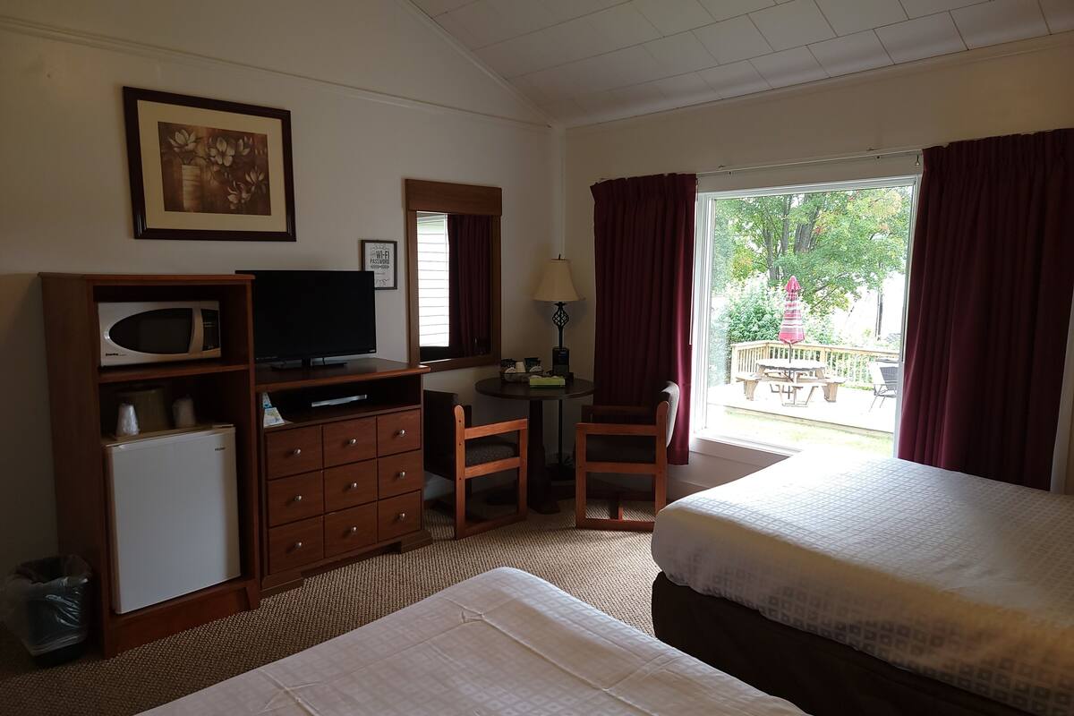 desk, soundproofing, free cots/infant beds, rollaway beds