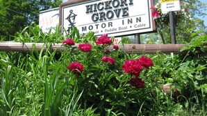 Schild für das Hickory Grove Motor Inn mit Hinweis auf Geschwindigkeitstümpel.