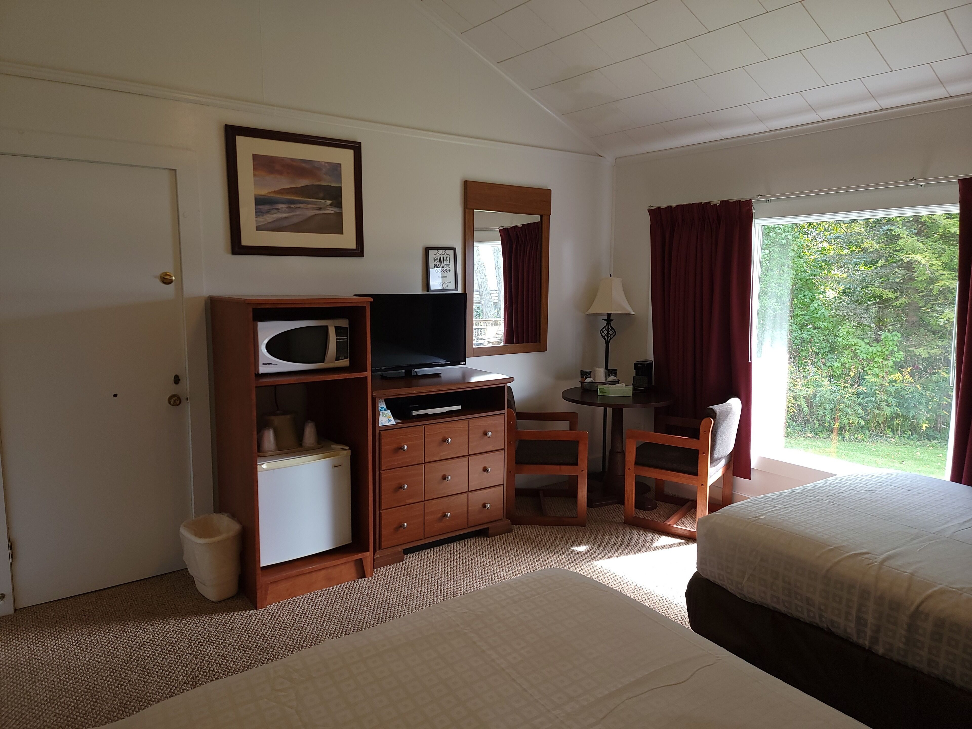standard room, 1 queen bed, non smoking, lake view | desk, soundproofing, free cots/infant beds, rollaway beds