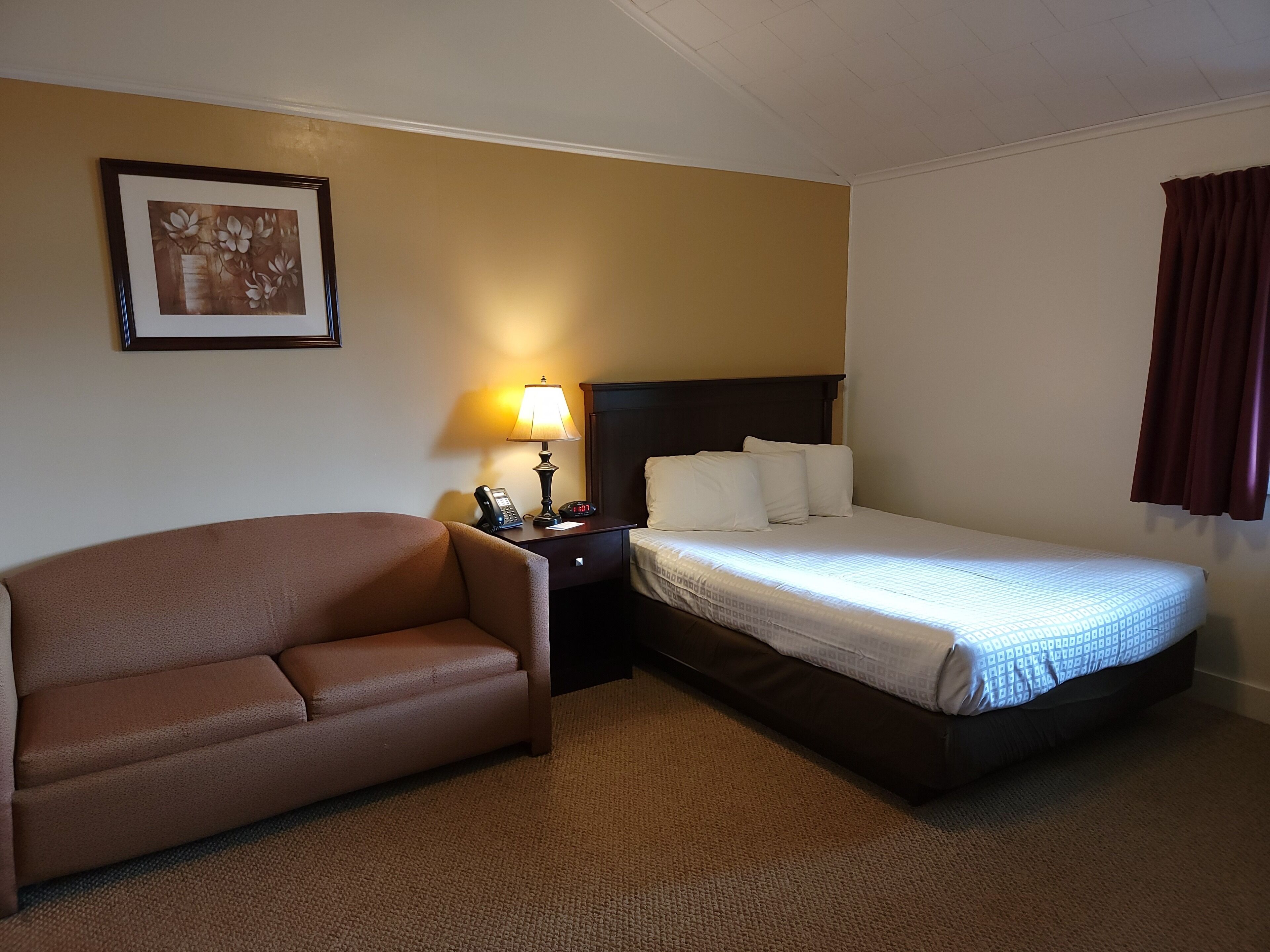 standard room, 1 queen bed, non smoking, lake view | desk, soundproofing, free cots/infant beds, rollaway beds