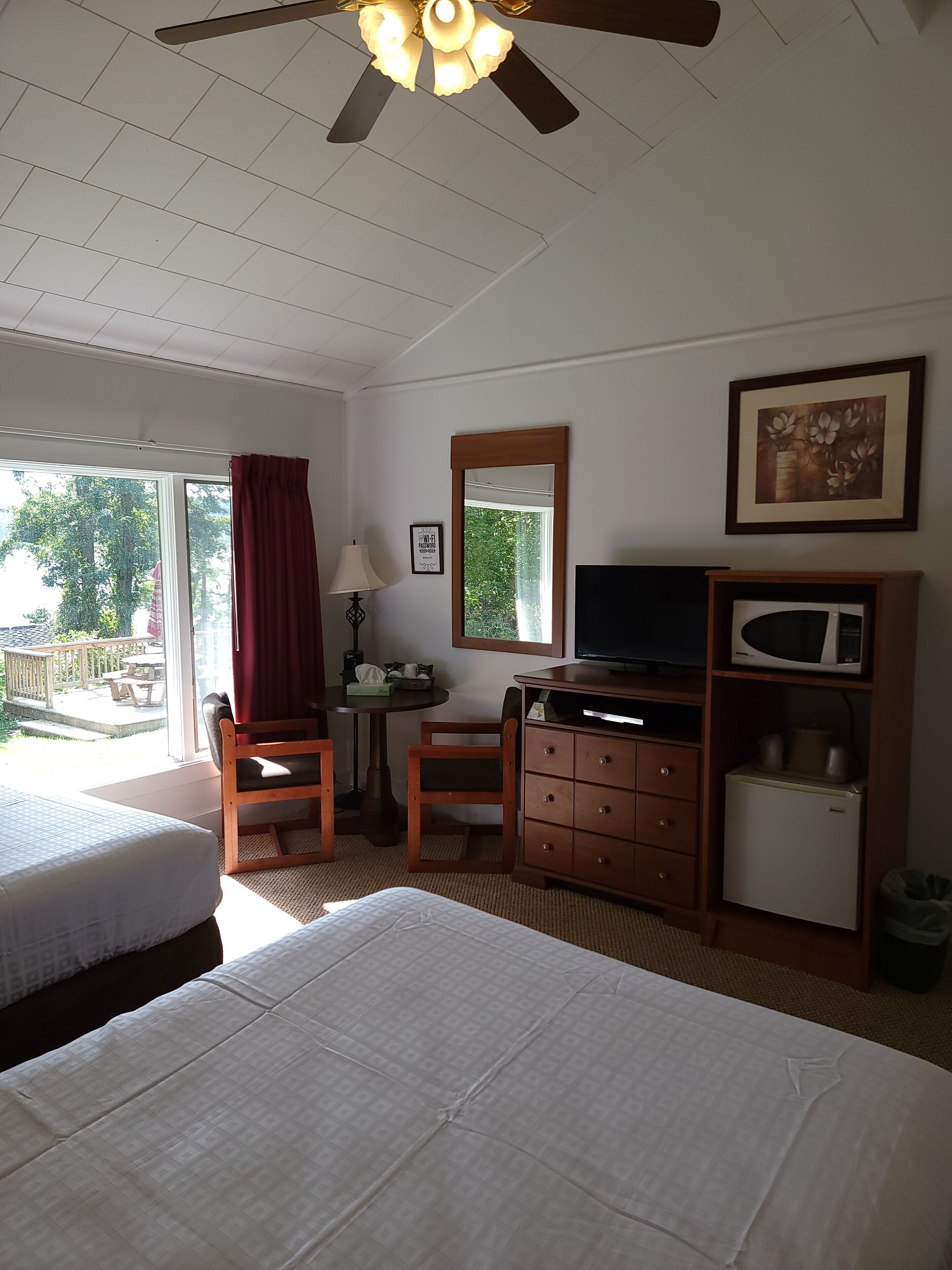 Desk, soundproofing, free cribs/infant beds, rollaway beds