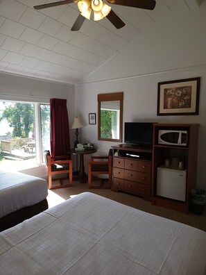 Bureau, chambres insonorisées, lits bébé (gratuits)