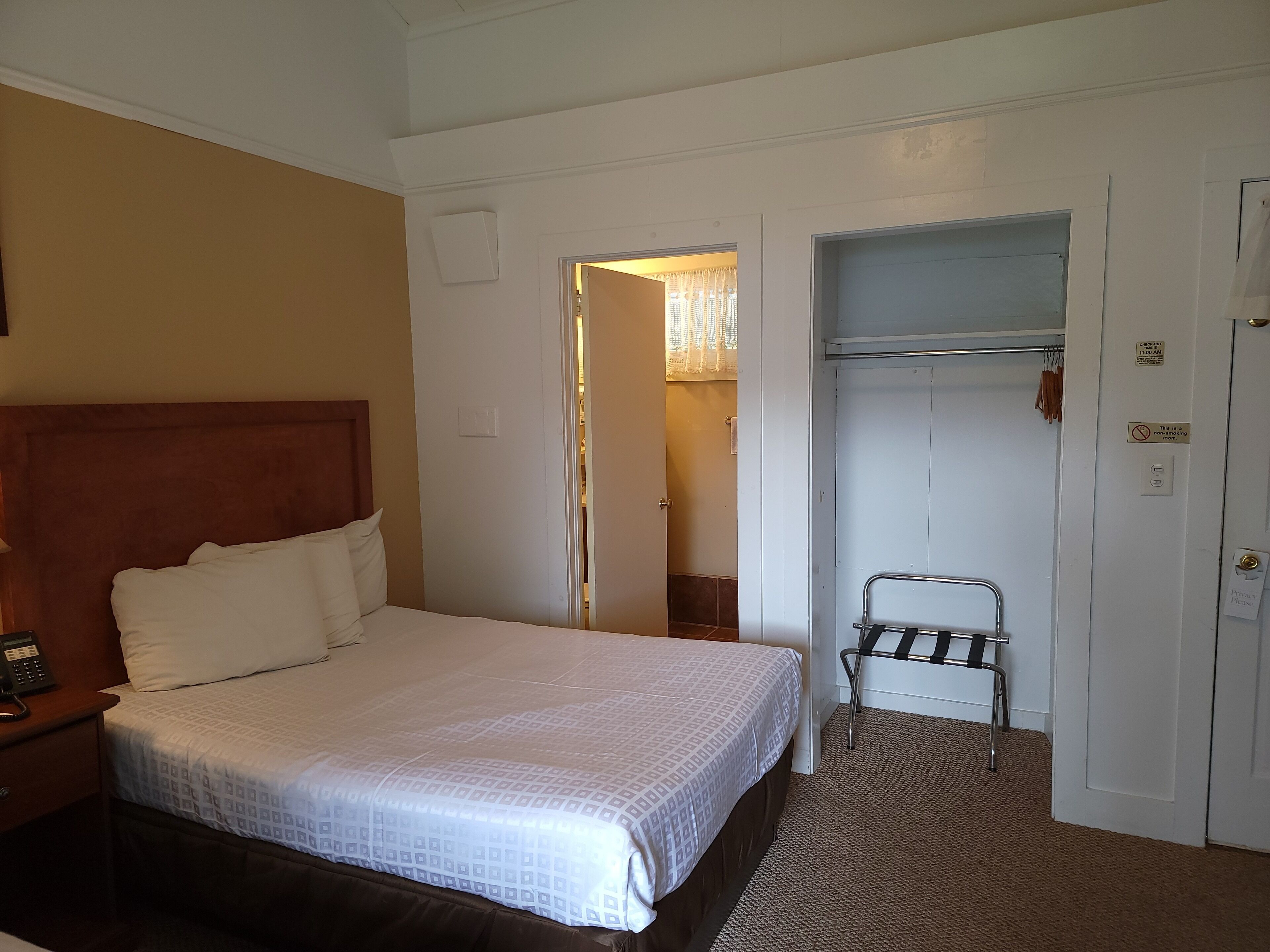 desk, soundproofing, free cots/infant beds, rollaway beds