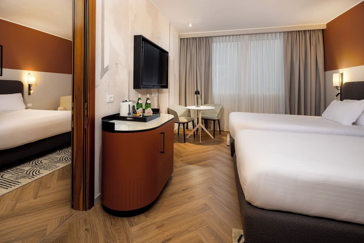 Habitación estándar, varias camas | Minibar, caja de seguridad en la habitación y decoración personalizada