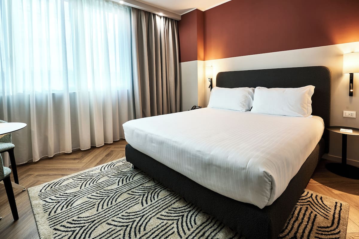 Een minibar, een kluis op de kamer, individueel gedecoreerd