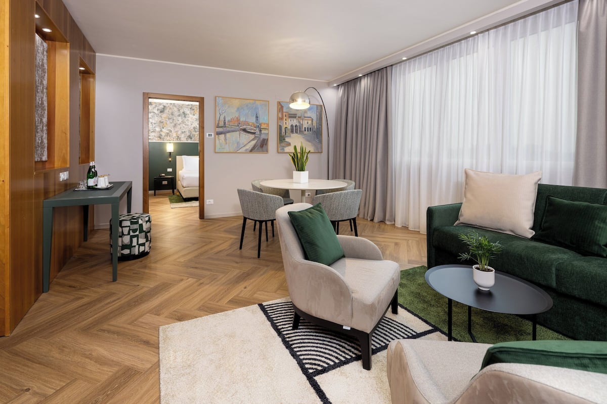 Suite, 1 cama King size (Living Area) | Minibar, caja de seguridad en la habitación y decoración personalizada