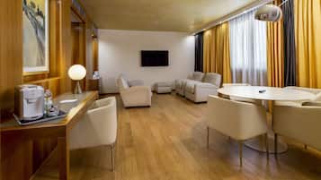 Suite, 1 cama King size (Living Area) | Minibar, caja de seguridad en la habitación y decoración personalizada