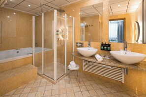 Sviitti, 1 suuri parisänky (Living Area) | Kylpyhuone | Suihkun ja ammeen yhdistelmä, hiustenkuivaaja, kylpytakit, bidee