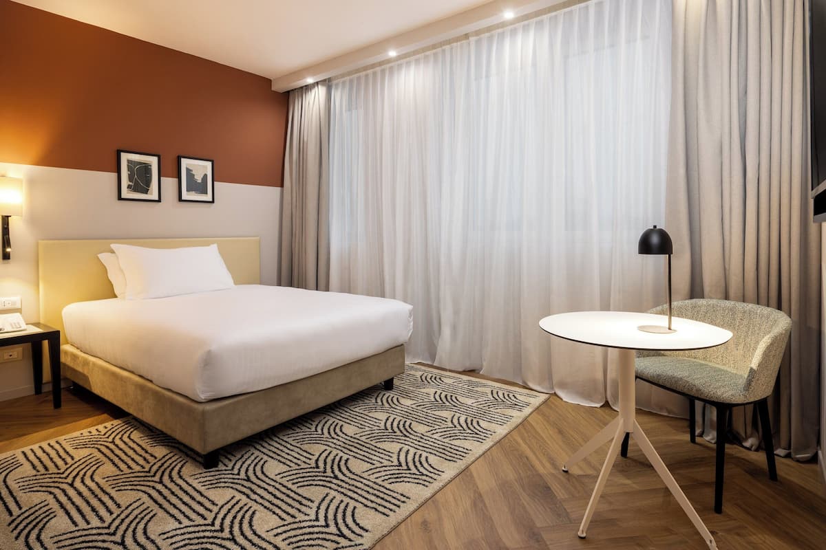 Habitación estándar, 1 cama Queen size | Minibar, caja de seguridad en la habitación y decoración personalizada