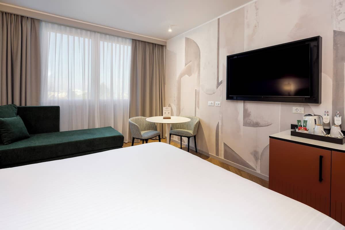 Standard Room, 1 King Bed with Sofa bed | Minibar, in-room safe, individually decorated, individually furnished