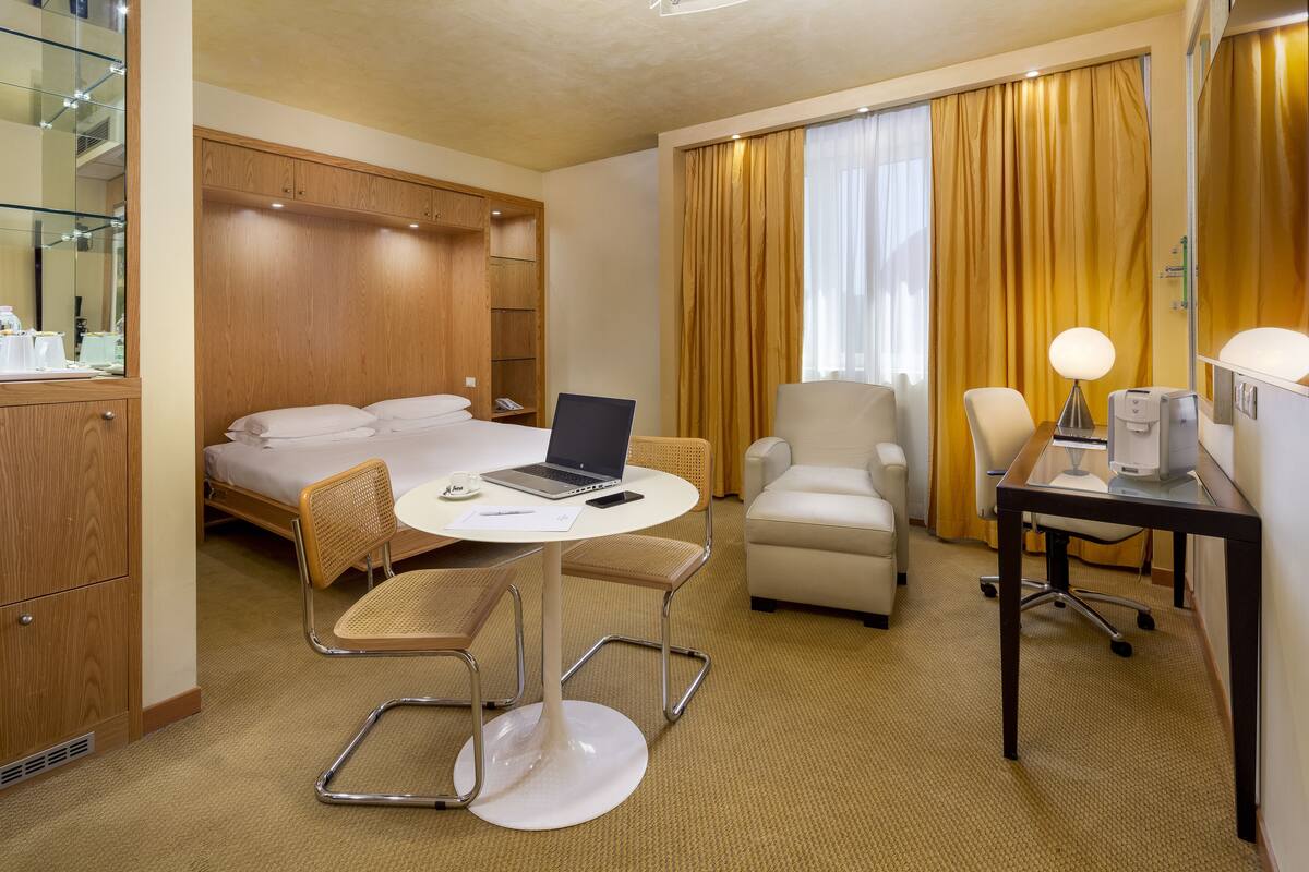 suite, 1 king bed (living area) | in-room business centre