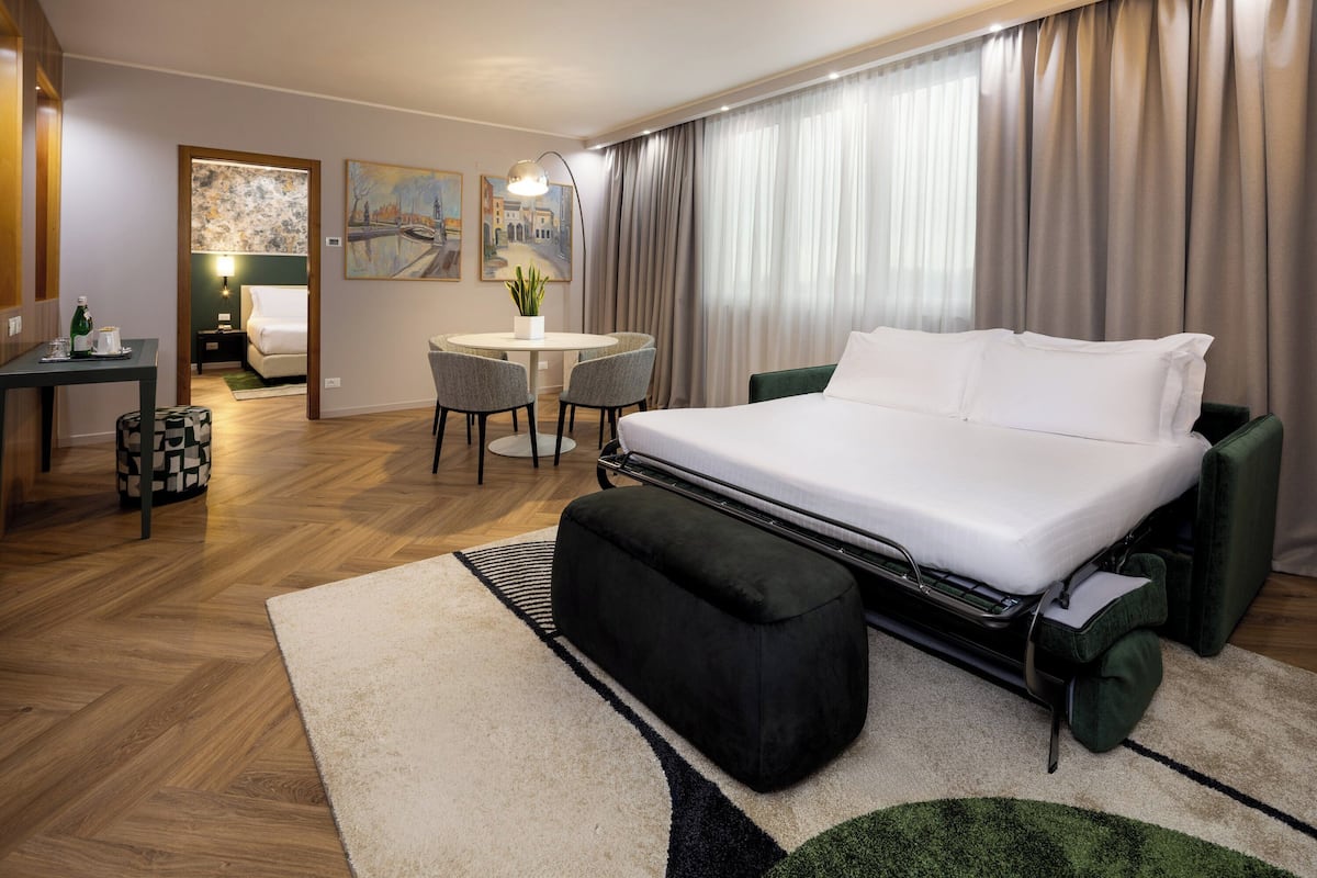 Minibar, in-room safe, individually decorated, individually furnished